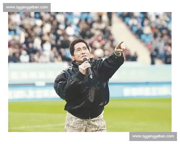 绿茵忆当年！大连名宿 32 香港明星队，齐秦梭鱼湾唱醉冬夜